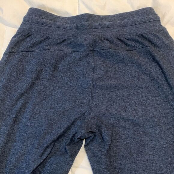 Lululemon , joggers, 7/8 length size 10, like new - Picture 4 of 12